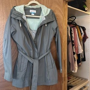 Columbia Vented, Belted Rain Jacket - Greyish Green
